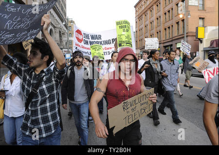 Les manifestants occupent la participer à une marche en solidarité avec New York City's manifestants Occupy Wall Street en rassemblant à l'hôtel de ville et marche dans le quartier financier à Los Angeles le 3 octobre 2011. UPI/Phil McCarten Banque D'Images
