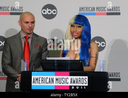 PRez artiste Armando Christian aka Pitbull (L) et la chanteuse Nicki Minaj annoncer les nominations pour les American Music Awards 2011 à l'hôtel JW Marriott à Los Angeles le 11 octobre 2011 à Los Angeles, UPI/Jim Ruymen Banque D'Images