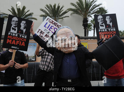 Un manifestant habillé en chef de News Corp. Rupert Murdock est vu avec les manifestants en face de la 20th Century Fox Studios à Los Angeles le 21 octobre 2011. Quelques dizaines de personnes se sont présentées pour démontrer à l'extérieur de Fox Studios où News Corp. tient son assemblée annuelle des actionnaires. Murdoch fait face à des actionnaires avec petites participations dans son entreprise pour la première fois depuis un téléphone-le scandale a éclaté en juillet. UPI/Jim Ruymen Banque D'Images