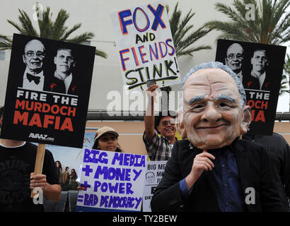 Un manifestant habillé en chef de News Corp. Rupert Murdock est vu avec les manifestants en face de la 20th Century Fox Studios à Los Angeles le 21 octobre 2011. Quelques dizaines de personnes se sont présentées pour démontrer à l'extérieur de Fox Studios où News Corp. tient son assemblée annuelle des actionnaires. Murdoch fait face à des actionnaires avec petites participations dans son entreprise pour la première fois depuis un téléphone-le scandale a éclaté en juillet. UPI/Jim Ruymen Banque D'Images