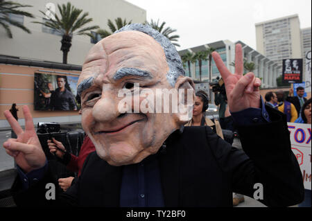 Un manifestant habillé en chef de News Corp. Rupert Murdock est vu avec les manifestants en face de la 20th Century Fox Studios à Los Angeles le 21 octobre 2011. Quelques dizaines de personnes se sont présentées pour démontrer à l'extérieur de Fox Studios où News Corp. tient son assemblée annuelle des actionnaires. Murdoch fait face à des actionnaires avec petites participations dans son entreprise pour la première fois depuis un téléphone-le scandale a éclaté en juillet. UPI/Jim Ruymen Banque D'Images