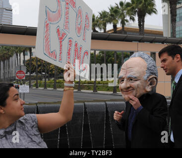 Un manifestant habillé en chef de News Corp. Rupert Murdock est vu avec les manifestants en face de la 20th Century Fox Studios à Los Angeles le 21 octobre 2011. Quelques dizaines de personnes se sont présentées pour démontrer à l'extérieur de Fox Studios où News Corp. tient son assemblée annuelle des actionnaires. Murdoch fait face à des actionnaires avec petites participations dans son entreprise pour la première fois depuis un téléphone-le scandale a éclaté en juillet. UPI/Jim Ruymen Banque D'Images