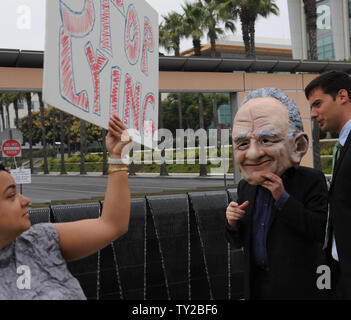 Un manifestant habillé en chef de News Corp. Rupert Murdock est vu avec les manifestants en face de la 20th Century Fox Studios à Los Angeles le 21 octobre 2011. Quelques dizaines de personnes se sont présentées pour démontrer à l'extérieur de Fox Studios où News Corp. tient son assemblée annuelle des actionnaires. Murdoch fait face à des actionnaires avec petites participations dans son entreprise pour la première fois depuis un téléphone-le scandale a éclaté en juillet. UPI/Jim Ruymen Banque D'Images