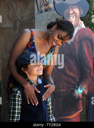 L'actrice Sharon Leal et son fils Kai Miles assister à la première de The animated motion photo comédie 'Le Chat Botté', au Regency Village Theatre dans la section de Westwood Los Angeles le 23 octobre 2011. UPI/Jim Ruymen Banque D'Images