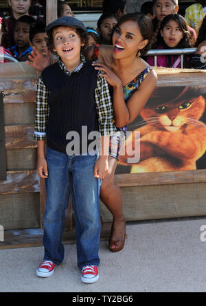 L'actrice Sharon Leal et son fils Kai Miles assister à la première de The animated motion photo comédie 'Le Chat Botté', au Regency Village Theatre dans la section de Westwood Los Angeles le 23 octobre 2011. UPI/Jim Ruymen Banque D'Images