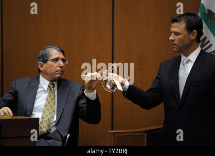 Le Dr Paul White examine les éléments de preuve présentés par le Procureur adjoint du District de Los Angeles, David Walgren, lors de la dernière étape du Dr Conrad Murray, l'homicide involontaire procès à Los Angeles le 31 octobre 2011. Murray a plaidé non coupable et fait face à quatre ans de prison et la perte de son permis s'il est reconnu coupable d'homicide involontaire dans la mort de Michael Jackson. Kevork Djansezian/UPI.pool Banque D'Images