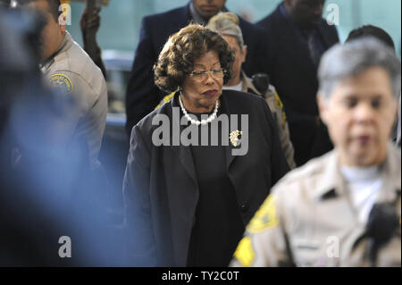 La mère de Michael Jackson, Katherine Jackson arrive au palais pour le Dr Conrad Murray, le procès d'homicide à Los Angeles le 3 novembre 2011. Les avocats de deux parties devraient présenter des arguments de clôture aujourd'hui avant que le dossier est confié au jury. UPI/Phil McCarten Banque D'Images