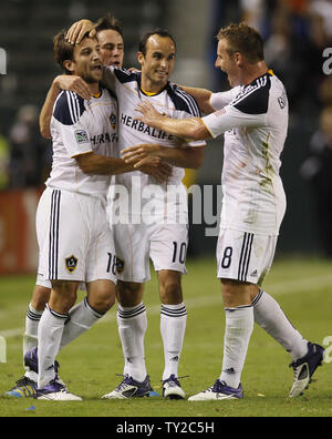 Los Angeles Galaxy avant Landon Donovan (10) célèbre avec ses coéquipiers après avoir marqué un but sur un penalty contre les New York Red Bulls dans la deuxième moitié de la demi-finale de Conférence Ouest de la MLS jeu au Home Depot Center de Carson, en Californie, le 3 novembre 2011. La Galaxie a gagné 2-1. UPI/Lori Shepler Banque D'Images