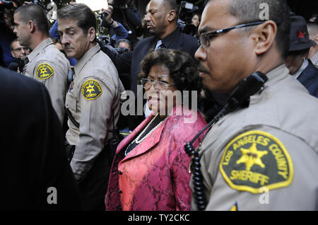 La mère de Michael Jackson, Katherine Jackson quitte le palais après le verdict dans le Dr Conrad Murray, le procès d'homicide à Los Angeles le 7 novembre 2011. Murray a été reconnu coupable. UPI/Phil McCarten Banque D'Images