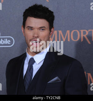 L'acteur Kellan Lutz, un acteur dans la motion photo fantaisie 'Immortels', assiste à la première mondiale du film au Nokia Theatre de Los Angeles le 7 novembre 2011. UPI/Jim Ruymen Banque D'Images