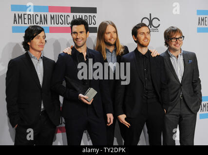 Maroon 5 s'affiche avec le groupe préféré backstage, duo ou groupe award ils obtenu à la 39e American Music Awards au Nokia Theatre de Los Angeles le 20 novembre 2011. UPI/Jim Ruymen Banque D'Images