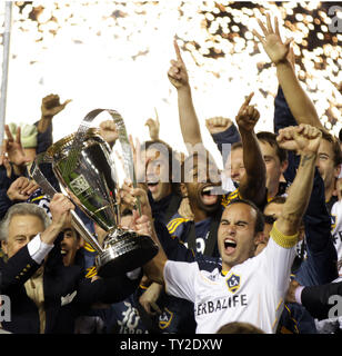 Le Los Angeles Galaxy célèbrent leur victoire sur le Dynamo de Houston dans la MLS Cup au Home Depot Center de Carson, en Californie le 20 novembre 2011. La Galaxie a gagné 1-0. UPI/Lori Shepler. Banque D'Images