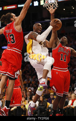 Los Angeles Lakers Kobe Bryant tir guard (24) va jusqu'à un panier au-dessus du centre de Chicago Bulls Joakim Noah (13) et Ronnie Brewer (11)dans la première moitié de leur basket de la NBA à Los Angeles le 25 décembre 2011. UPI/Lori Shepler Banque D'Images