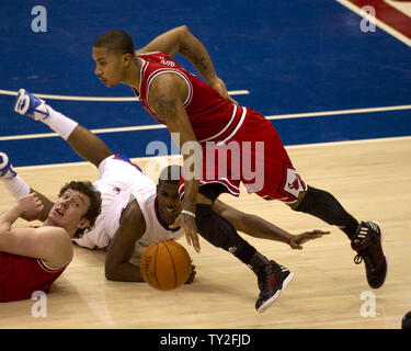 Chicago Bulls Derrick Rose dribbles par Los Angeles Clippers Chris Paul au quatrième trimestre l'action dans Los Angeles le 30 décembre 2011. Les taureaux défait les Clippers 114-101. UPI/Jon SooHoo Banque D'Images