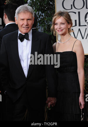 Harrison Ford l'acteur et son épouse, l'actrice Calista Flockhart arrivent à la 69e assemblée annuelle Golden Globe Awards à Beverly Hills, Californie le 15 janvier 2012. UPI/Jim Ruymen Banque D'Images