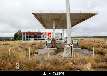 La station d'essence abandonnés le long de l'historique Route 66, Santa Rosa, Nouveau Mexique Banque D'Images