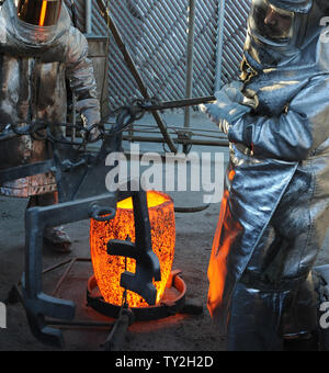 Les travailleurs de fire convient à se préparer à verser dans des moules en métal bronze fondu pendant le coulage de la Screen Actors Guild Award statuettes, à l'American Fine Arts fonderie à Burbank, Californie le 19 janvier 2012. La remise des prix auront lieu à Los Angeles le 29 janvier 2012. UPI/Jim Ruymen Banque D'Images