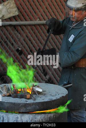 Un travailleur en métal bronze fondu se prépare à être coulée dans des moules pendant le coulage de la Screen Actors Guild Award statuettes, à l'American Fine Arts fonderie à Burbank, Californie le 19 janvier 2012. La remise des prix à la télévision sont tenues à Los Angeles le 29 janvier 2012. UPI/Jim Ruymen Banque D'Images