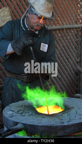 Un travailleur en métal bronze fondu se prépare à être coulée dans des moules pendant le coulage de la Screen Actors Guild Award statuettes, à l'American Fine Arts fonderie à Burbank, Californie le 19 janvier 2012. La remise des prix à la télévision sont tenues à Los Angeles le 29 janvier 2012. UPI/Jim Ruymen Banque D'Images