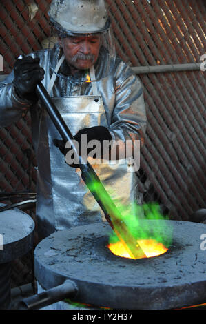 Un travailleur en métal bronze fondu se prépare à être coulée dans des moules pendant le coulage de la Screen Actors Guild Award statuettes, à l'American Fine Arts fonderie à Burbank, Californie le 19 janvier 2012. La remise des prix à la télévision sont tenues à Los Angeles le 29 janvier 2012. UPI/Jim Ruymen Banque D'Images