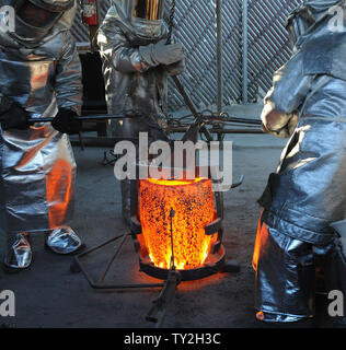 Les travailleurs de fire convient à se préparer à verser dans des moules en métal bronze fondu pendant le coulage de la Screen Actors Guild Award statuettes, à l'American Fine Arts fonderie à Burbank, Californie le 19 janvier 2012. La remise des prix auront lieu à Los Angeles le 29 janvier 2012. UPI/Jim Ruymen Banque D'Images