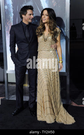 L'actrice britannique Kate Beckinsale, un acteur dans la motion photo fantasy horror 'Underworld Awakening' arrive avec son mari, directeur Len Wiseman pour la première du film au Grauman's Chinese Theatre dans la section Hollywood de Los Angeles le 19 janvier 2012. UPI/Jim Ruymen Banque D'Images