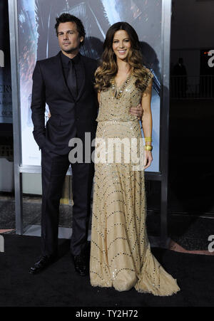 L'actrice britannique Kate Beckinsale, un acteur dans la motion photo fantasy horror 'Underworld Awakening' arrive avec son mari, directeur Len Wiseman pour la première du film au Grauman's Chinese Theatre dans la section Hollywood de Los Angeles le 19 janvier 2012. UPI/Jim Ruymen Banque D'Images