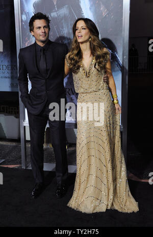 L'actrice britannique Kate Beckinsale, un acteur dans la motion photo fantasy horror 'Underworld Awakening' arrive avec son mari, directeur Len Wiseman pour la première du film au Grauman's Chinese Theatre dans la section Hollywood de Los Angeles le 19 janvier 2012. UPI/Jim Ruymen Banque D'Images