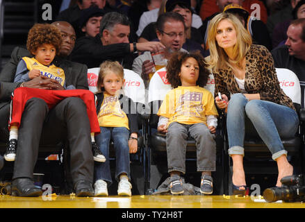 Le chanteur britannique Seal et sa femme, modèle allemand Heidi Klum siéger courtside avec leurs enfants Henry, Lani et Johan (L-R) en tant qu'ils assistent à un Los Angeles Lakers NBA' match au Staples Center de Los Angeles le 7 janvier 2011. Klum et Seal apparaître dirigée pour le divorce, des sources ont affirmé à TMZ.com, citant des différences irréconciliables. Le site Web de célébrité divorce serait déposée à Los Angeles dès la semaine prochaine. People Magazine a déclaré qu'il n'y a pas eu de commentaire de la rep du couple. Jim/UPI/photo fichier Ruymen Banque D'Images