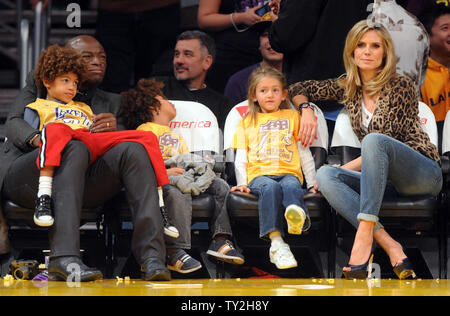 Le chanteur britannique Seal et sa femme, modèle allemand Heidi Klum siéger courtside avec leurs enfants Henry, Johan et Lani (L-R) en tant qu'ils assistent à un Los Angeles Lakers NBA' match au Staples Center de Los Angeles le 7 janvier 2011. Klum et Seal apparaître dirigée pour le divorce, des sources ont affirmé à TMZ.com, citant des différences irréconciliables. Le site Web de célébrité divorce serait déposée à Los Angeles dès la semaine prochaine. People Magazine a déclaré qu'il n'y a pas eu de commentaire de la rep du couple. Jim/UPI/photo fichier Ruymen Banque D'Images