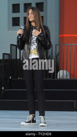 Paris Jackson chanteur Justin Bieber présente pour effectuer un hommage chanson pour son père, feu pop star Michael Jackson au cours d'une cérémonie empreinte de main et au Grauman's Chinese Theatre dans la section Hollywood de Los Angeles le 26 janvier 2012. UPI/Jim Ruymen Banque D'Images