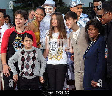 Prince, Blanket et Paris (L-R), les enfants de feu pop star Michael Jackson posent avec le chanteur Justin Bieber et leur grand-mère Katherine et oncles Tito et Jackie lors d'une cérémonie empreinte de main & respect Michael Jackson à Grauman's Chinese Theatre dans la section Hollywood de Los Angeles le 26 janvier 2012. UPI/Jim Ruymen Banque D'Images