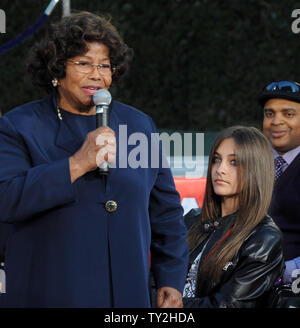 Paris Jackson écoute comme sa grand-mère Katherine Jackson fait des commentaires au cours d'une cérémonie en l'honneur de l'empreinte de main & Michael Jackson à Grauman's Chinese Theatre dans la section Hollywood de Los Angeles le 26 janvier 2012. UPI/Jim Ruymen Banque D'Images