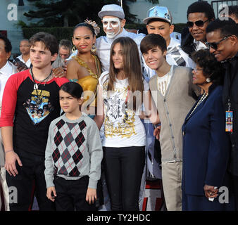 Prince, Blanket et Paris (L-R), les enfants de feu pop star Michael Jackson posent avec le chanteur Justin Bieber et leur grand-mère Katherine et oncles Tito et Jackie lors d'une cérémonie empreinte de main & respect Michael Jackson à Grauman's Chinese Theatre dans la section Hollywood de Los Angeles le 26 janvier 2012. UPI/Jim Ruymen Banque D'Images