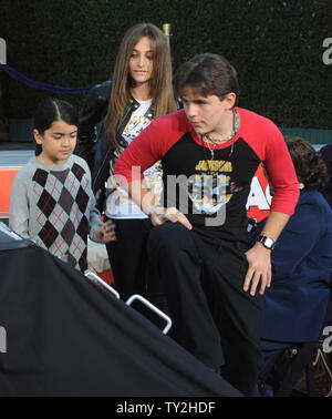 Couverture, Paris et Prince (L-R), les enfants de feu Michael Jackson pop star de participer à une cérémonie empreinte de main et au Grauman's Chinese Theatre dans la section Hollywood de Los Angeles le 26 janvier 2012. UPI/Jim Ruymen Banque D'Images