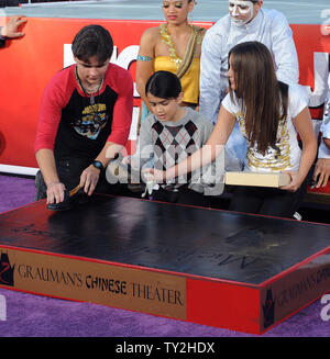 Prince, Blanket et Paris (L-R), les enfants de feu Michael Jackson pop star de participer à une cérémonie empreinte de main et au Grauman's Chinese Theatre dans la section Hollywood de Los Angeles le 26 janvier 2012. UPI/Jim Ruymen Banque D'Images