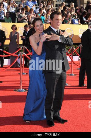 L'actrice Diane Lane (L) et l'acteur Josh Brolin arrive à la 18e conférence annuelle des Screen Actors Guild Awards à Los Angeles le 29 janvier 2012. UPI/Jim Ruymen Banque D'Images
