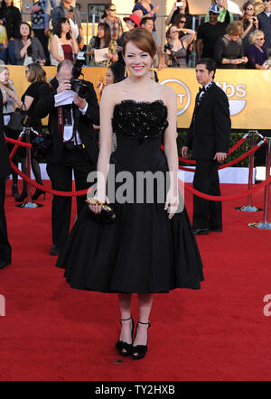 L'actrice Emma Stone arrive à la 18e conférence annuelle des Screen Actors Guild Awards à Los Angeles le 29 janvier 2012. UPI/Jim Ruymen Banque D'Images