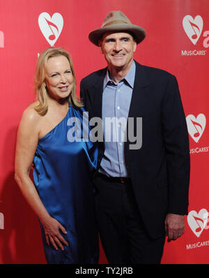 Chanteur James Taylor et son épouse Kim Smedviq arrivent pour le personne MusiCares de l'année hommage à Paul McCartney qui a eu lieu au Los Angeles Convention Center à Los Angeles le 10 février 2012. UPI/Jim Ruymen Banque D'Images