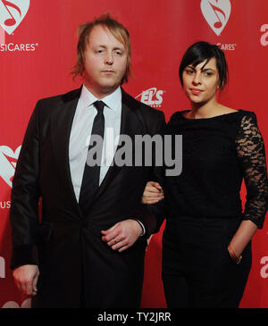 Musicien James McCartney (L) et Jade Nazareth arrivent pour la personne MusiCares de l'année hommage à Paul McCartney qui a eu lieu au Los Angeles Convention Center à Los Angeles le 10 février 2012. UPI/Jim Ruymen Banque D'Images