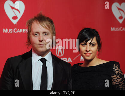 Musicien James McCartney (L) et Jade Nazareth arrivent pour la personne MusiCares de l'année hommage à Paul McCartney qui a eu lieu au Los Angeles Convention Center à Los Angeles le 10 février 2012. UPI/Jim Ruymen Banque D'Images