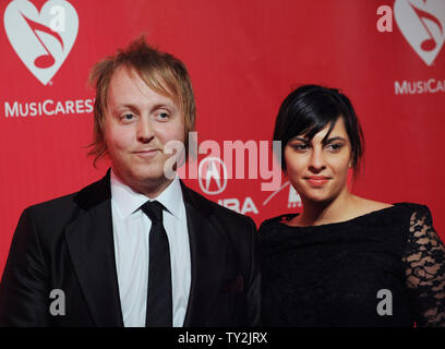 Musicien James McCartney (L) et Jade Nazareth arrivent pour la personne MusiCares de l'année hommage à Paul McCartney qui a eu lieu au Los Angeles Convention Center à Los Angeles le 10 février 2012. UPI/Jim Ruymen Banque D'Images