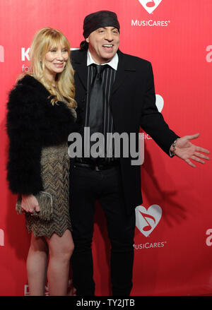 Musicien et acteur Steven Van Zandt et son épouse Maureen arrivent pour la personne MusiCares de l'année hommage à Paul McCartney qui a eu lieu au Los Angeles Convention Center à Los Angeles le 10 février 2012. UPI/Jim Ruymen Banque D'Images