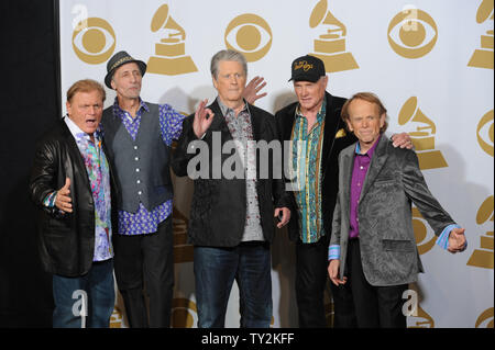 Musiciens Bruce Johnston, David Marks, Brian Wilson, Mike Love et Al Jardine des Beach Boys apparaissent dans les coulisses du 54ème cérémonie des Grammy Awards au Staples Center de Los Angeles le 12 février 2012. UPI/Jayne Kamin-Oncea Banque D'Images