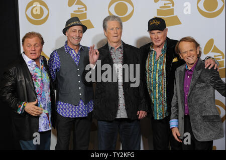 Musiciens Bruce Johnston, David Marks, Brian Wilson, Mike Love et Al Jardine des Beach Boys apparaissent dans les coulisses du 54ème cérémonie des Grammy Awards au Staples Center de Los Angeles le 12 février 2012. UPI/Jayne Kamin-Oncea Banque D'Images