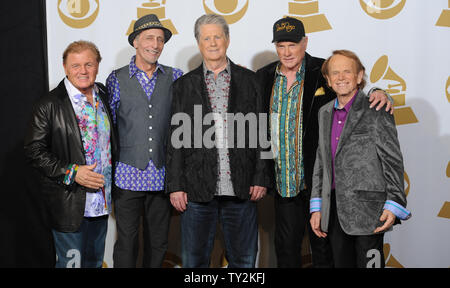 Musiciens Bruce Johnston, David Marks, Brian Wilson, Mike Love et Al Jardine des Beach Boys apparaissent dans les coulisses du 54ème cérémonie des Grammy Awards au Staples Center de Los Angeles le 12 février 2012. UPI/Jayne Kamin-Oncea Banque D'Images