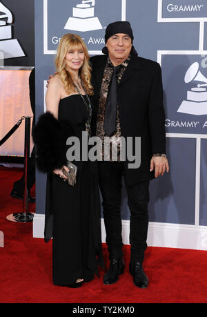 Musicien Steven Van Zandt et son épouse Maureen Van Zandt arrivent à la 54e cérémonie annuelle de remise des prix Grammy au Staples Center de Los Angeles le 12 février 2012. UPI/Jim Ruymen Banque D'Images