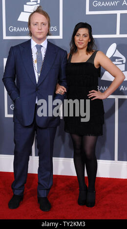 Musicien James McCartney et Jade Nazareth arrivent à la 54e cérémonie annuelle de remise des prix Grammy au Staples Center de Los Angeles le 12 février 2012. UPI/Jim Ruymen Banque D'Images