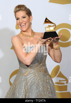 Joyce DiDonato détient le Grammy du meilleur disque solo classique, Diva Divo, à la 54e cérémonie annuelle de remise des prix Grammy au Staples Center de Los Angeles le 12 février 2012. Photo UPI/Jayne Kamin-Oncea Banque D'Images
