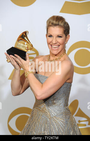 Joyce DiDonato détient le Grammy du meilleur disque solo classique, Diva Divo, à la 54e cérémonie annuelle de remise des prix Grammy au Staples Center de Los Angeles le 12 février 2012. Photo UPI/Jayne Kamin-Oncea Banque D'Images